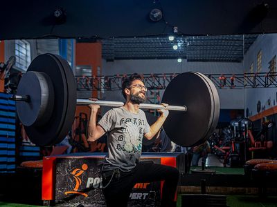 A man focusing before a heavy lift